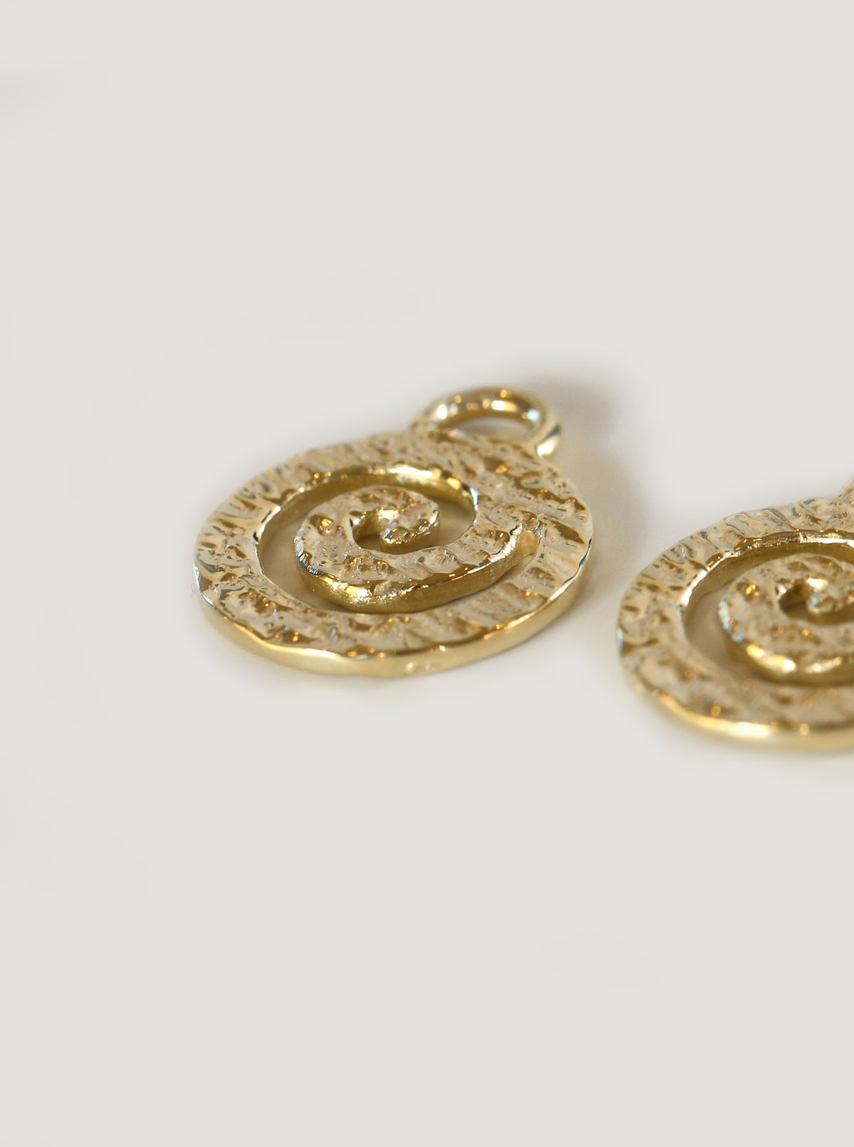 Gold Rauaruhe Charm