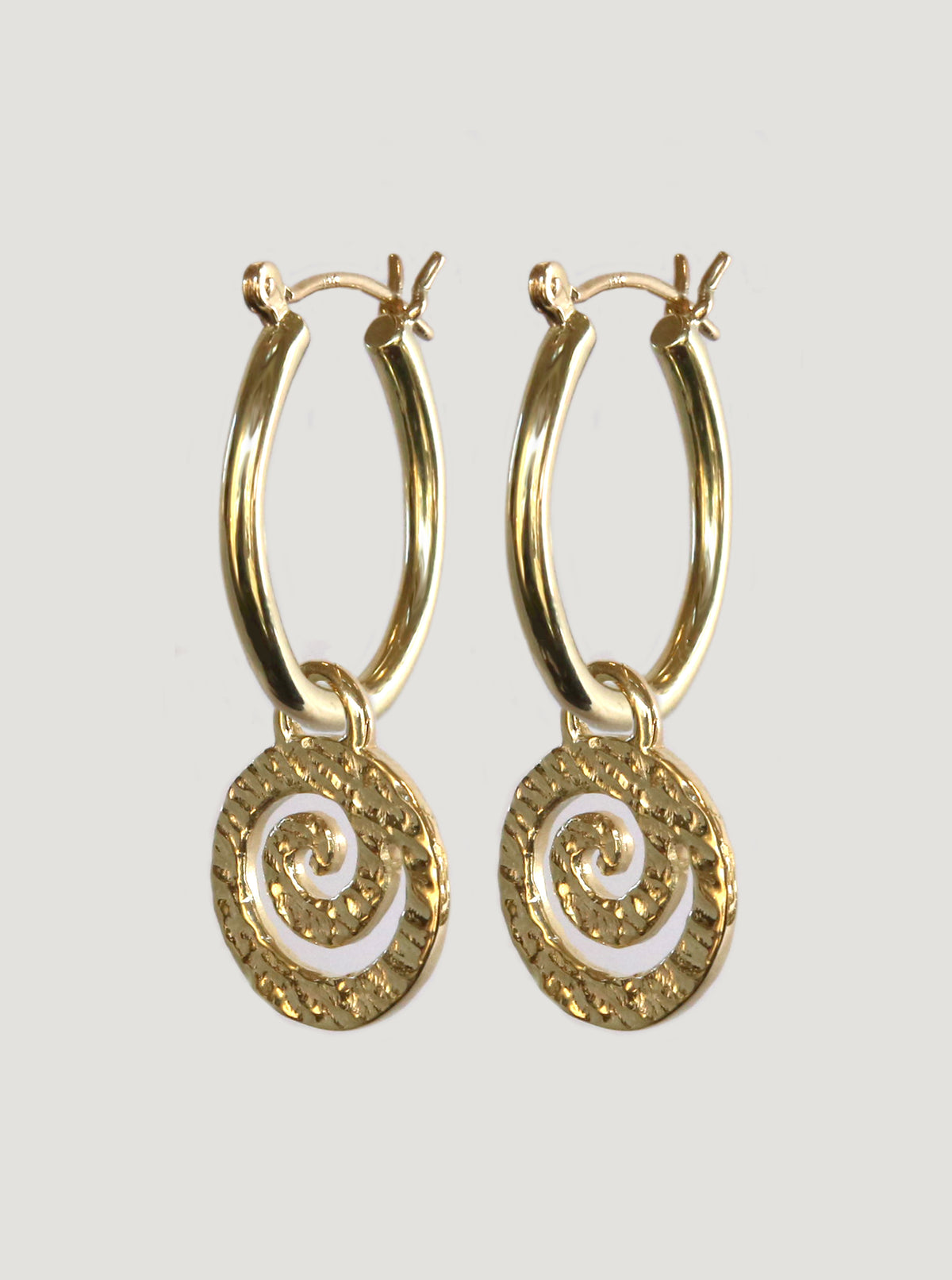 Gold Rauaruhe Charm Hoops