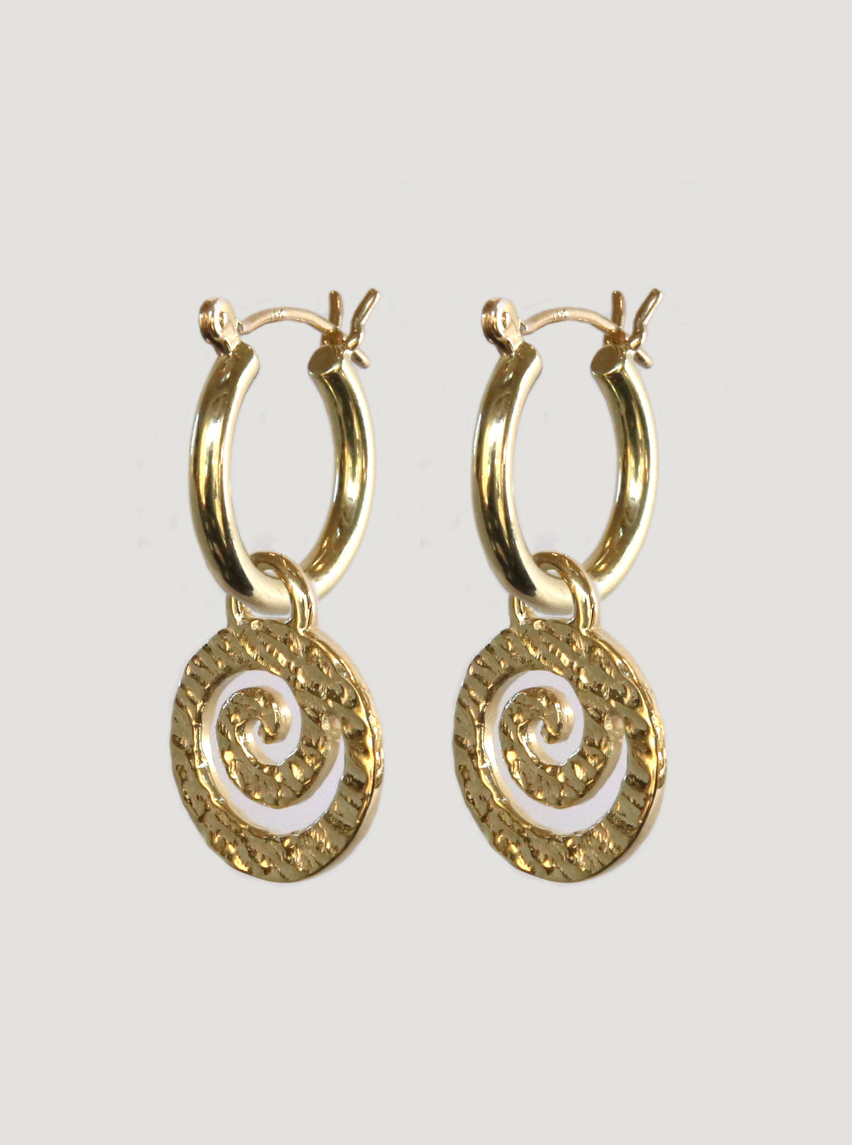 Gold Rauaruhe Charm Hoops