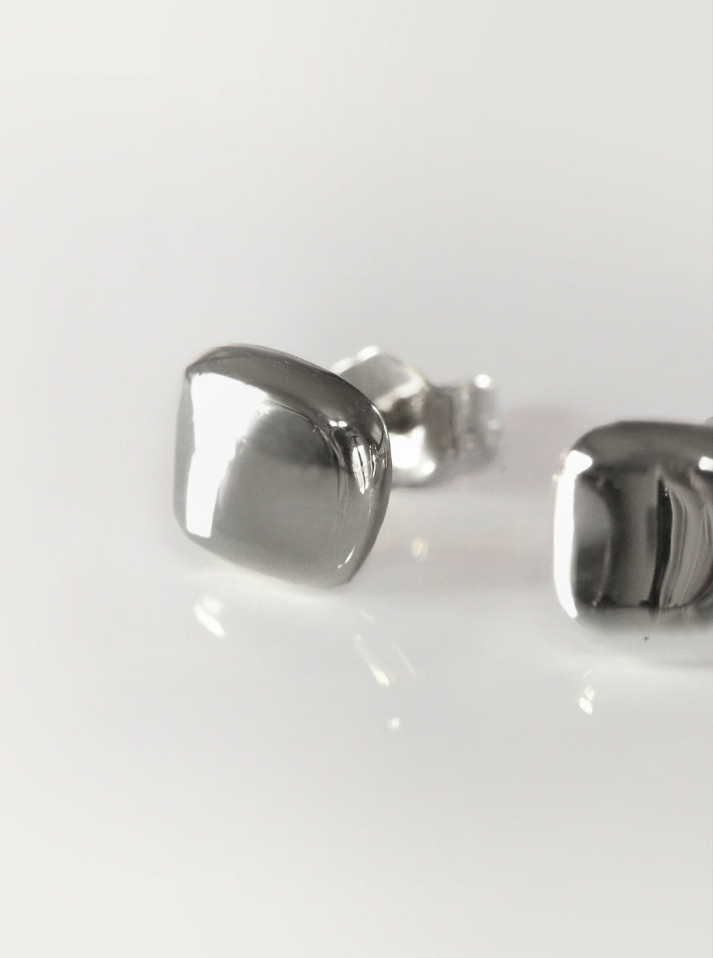 Silver Lake Kaniere Studs (Plain)