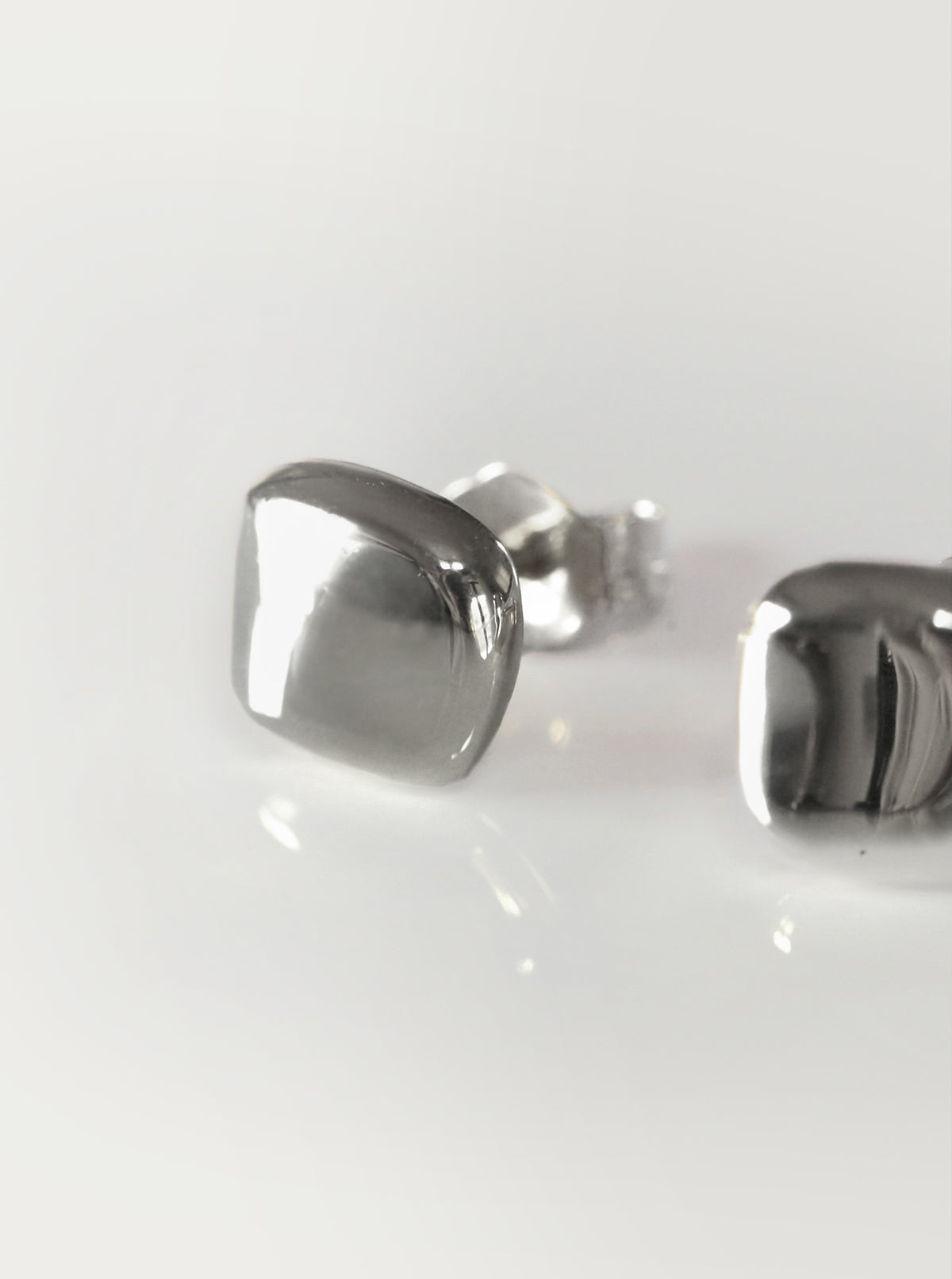 Silver Lake Kaniere Studs (Plain)