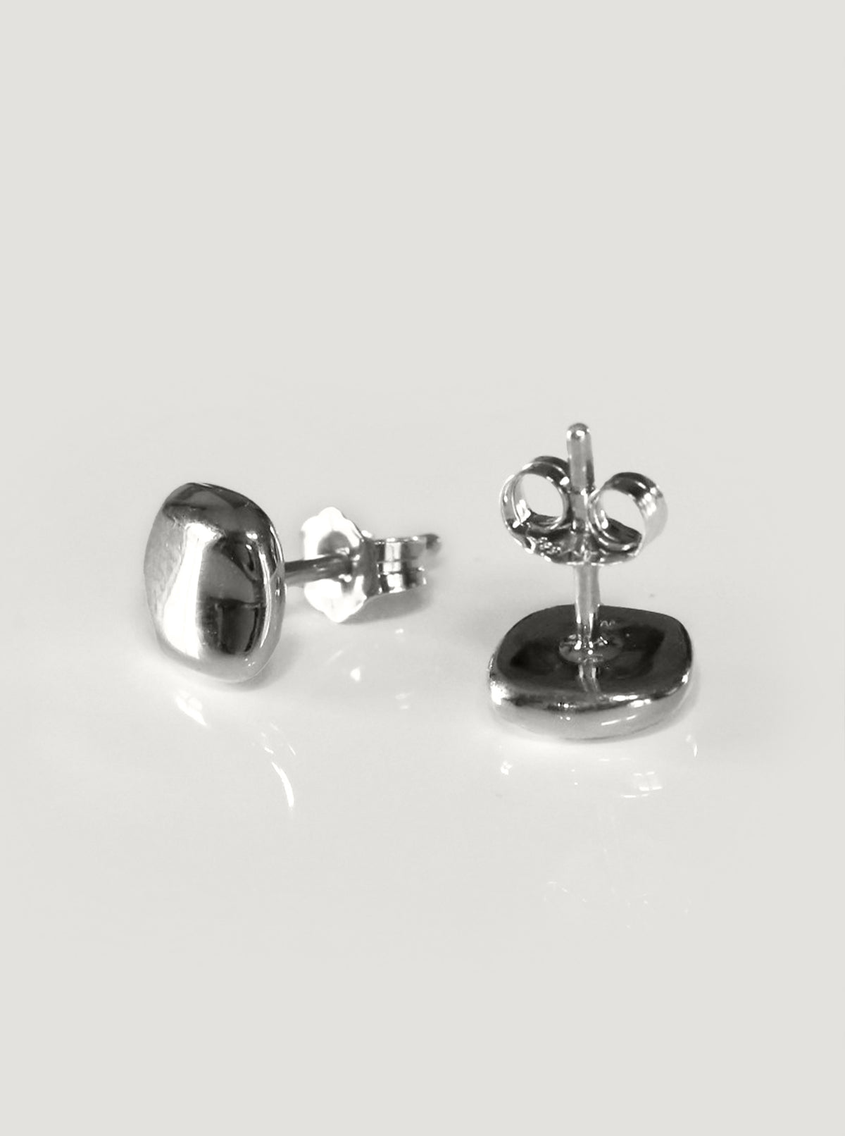 Silver Lake Kaniere Studs (Plain)